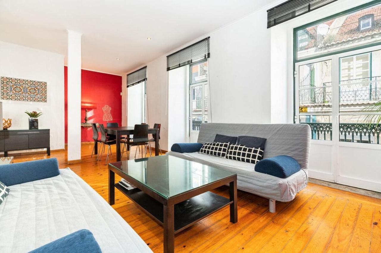 Charming 2 Bedroom Apartment Next To Praca Da Figueira Lisbon Luaran gambar
