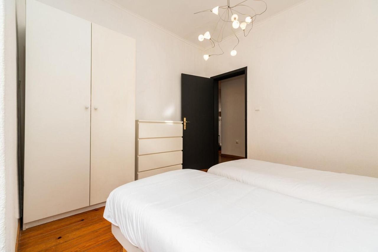 Charming 2 Bedroom Apartment Next To Praca Da Figueira Lisbon Luaran gambar