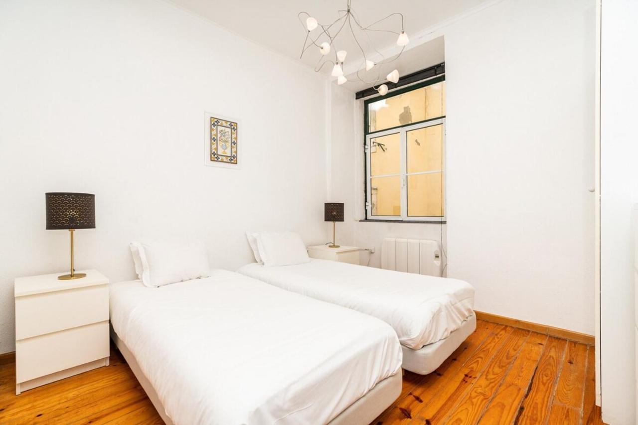 Charming 2 Bedroom Apartment Next To Praca Da Figueira Lisbon Luaran gambar