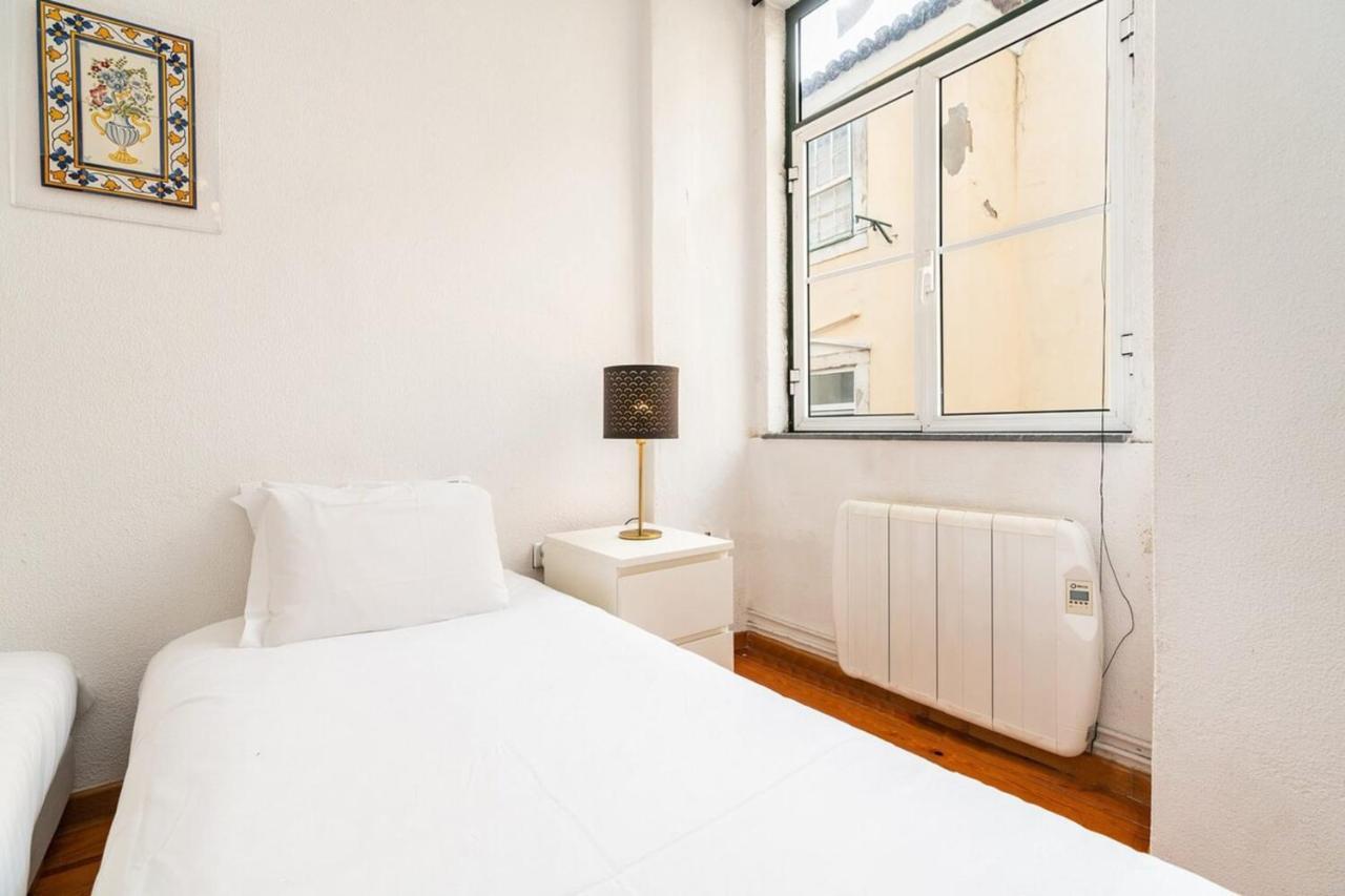 Charming 2 Bedroom Apartment Next To Praca Da Figueira Lisbon Luaran gambar