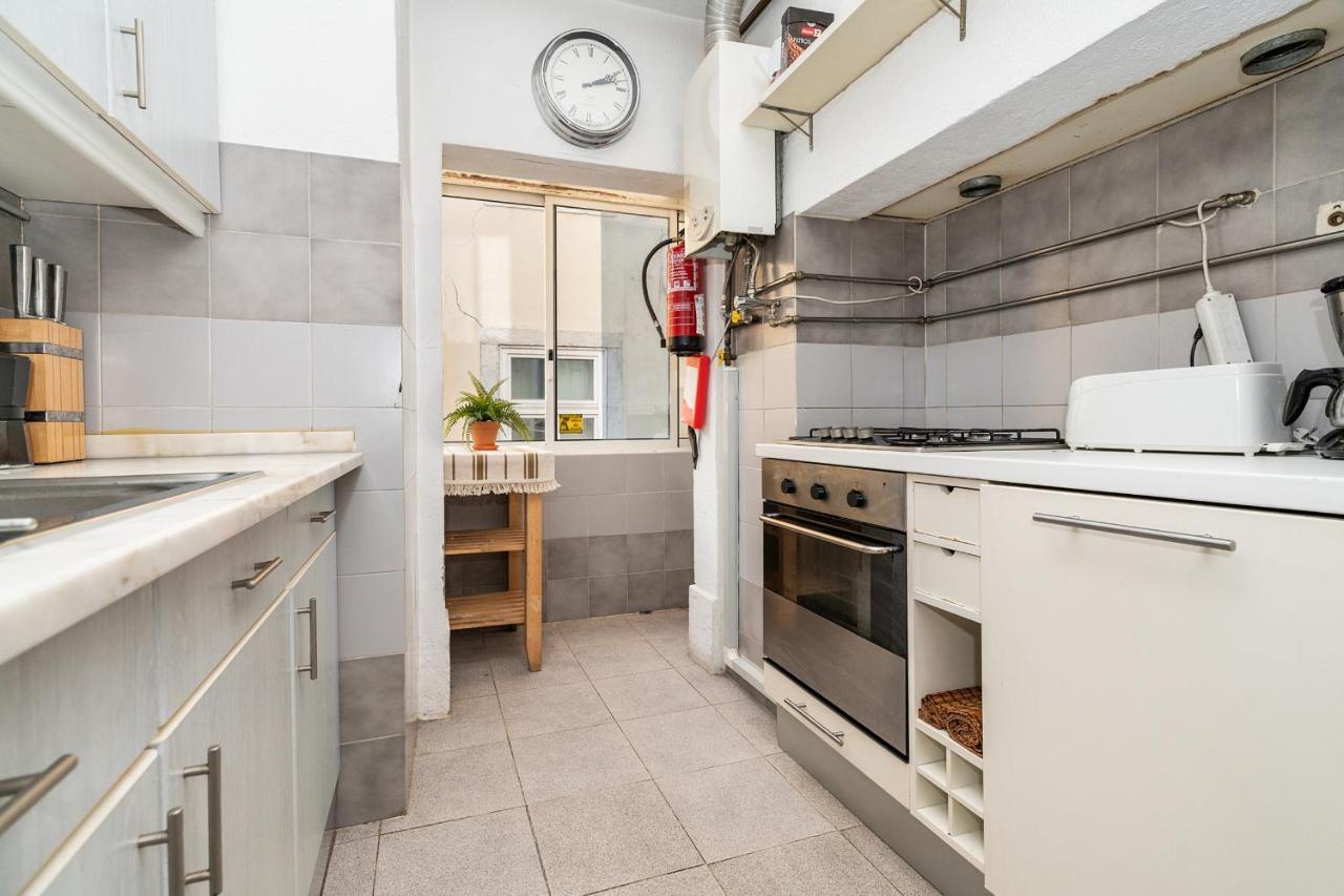Charming 2 Bedroom Apartment Next To Praca Da Figueira Lisbon Luaran gambar